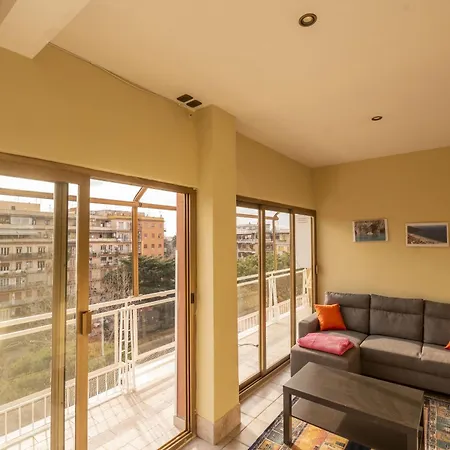 Spacious And Bright 3br Family Rom